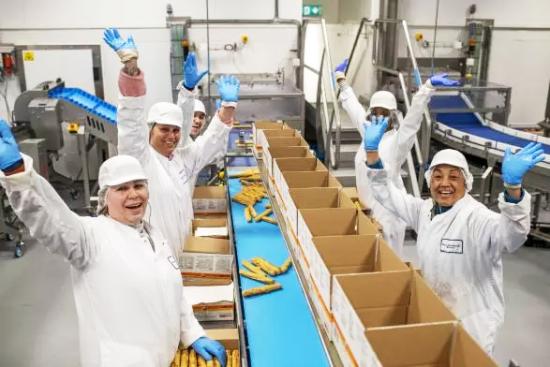 Werken in de fabriek van Van Geloven